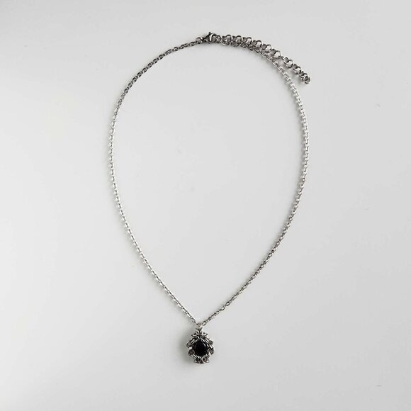 Gothic black onyx chainmail dainty pendant necklace with a small silver chain - Picture 2 of 8